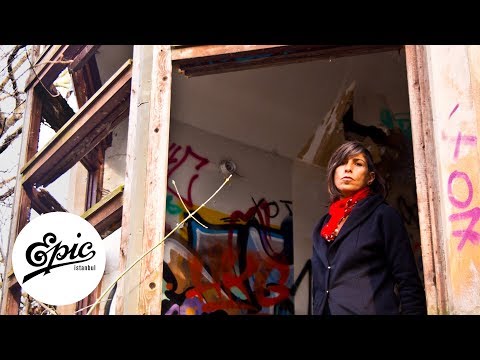 Ipek Ipekcioglu & Hakan Vreskala - Bir Cift Turna | Official Music Video