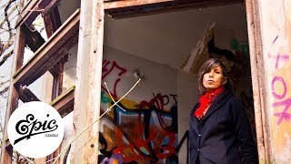 Ipek Ipekcioglu &amp; Hakan Vreskala - Bir Cift Turna | Official Music Video