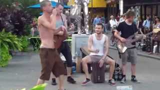 Смотреть онлайн Талантливая группа поет красиво на улице