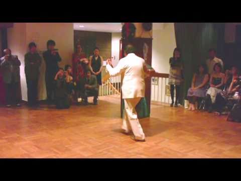  María del Carmen Romero  and  Jorge Dispari  are  dancing  to  the  tango  "  De Barro  "