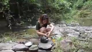 Download lagu Cewe cantik lagi masak di kali mp3