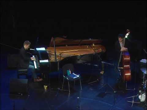 Philipp Weiss solo performs his song  "Through the ages".mp4