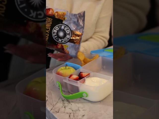 Vídeo relacionado con But Oswetf Caja de Snacks con 2 Compartimentos, Caja de Aperitivos con 2 compartimentos, Lunch Box de acero inoxidable para refrigerios a prueba de derrames con tapa para trabajo y campamento