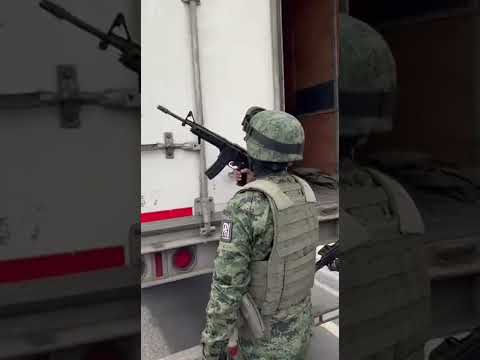 Detienen un tráiler sospechoso El conductor dice que va vacío.Los militares del ejército mexicano
