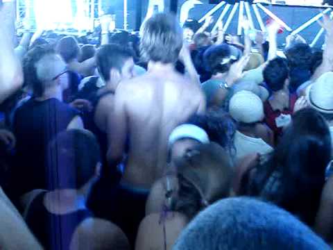 "Coachella 2009" Steve Aoki - (prodigy - omen/herve end of the world mix) - Sahara Tent pt5