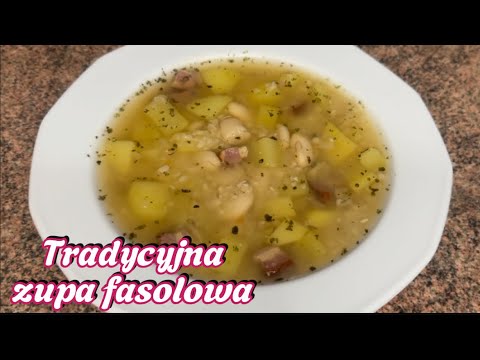 Tradycyjna zupa fasolowa z boczkiem wędzonym i ziemniakami - najprostszy przepis!
