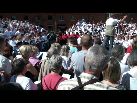 Le "Se Canto géant" est repris par le public.