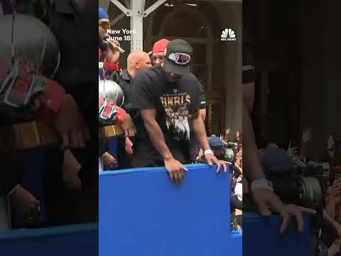 NYC Mayor dances with Knicks' KAT at championship parade