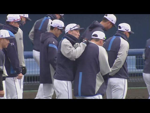 【春季キャンプ】ライオンズ・中村剛也の上着が気になる源田壮亮 2022年2月2日 埼玉西武ライオンズ