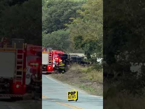 Carreta bitrem carregada com grãos tomba na MGC-383, em Madre de Deus de Minas