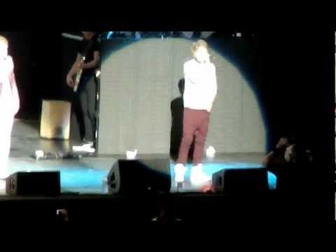 Niall Horan Saying "OLLY MURS" in Voiceover Man Voice! Toronto May 29th, 2012