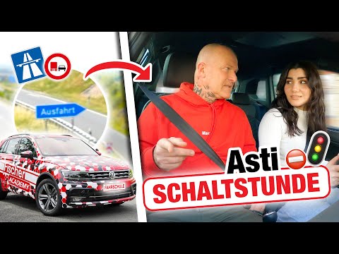 Stadtverkehr vs. Autobahn: So meisterst Du die Schaltgetriebe Fahrstunden 🚘 Asti | Fischer Academy