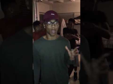 When you see a fine girl on campus 😂