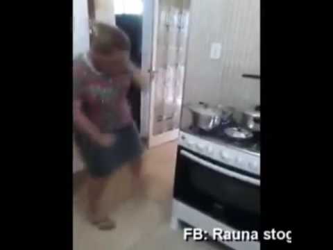 Donna che balla mentre che cucina