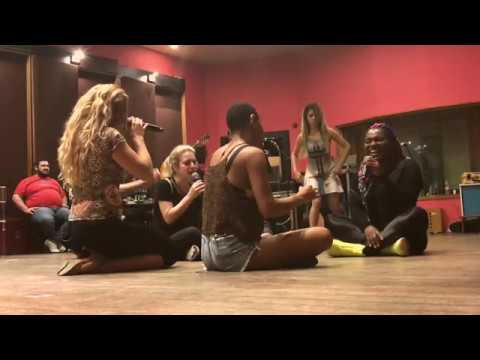 Rouge ensaia Nunca Deixe de Sonhar