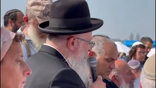 דברים באזכרת הרב יהושע צוקרמן זצוק״ל על קברו בהר הזיתים | הרב שמואל אליהו (הרב שמואל אליהו) - התמונה מוצגת ישירות מתוך אתר האינטרנט יוטיוב. זכויות היוצרים בתמונה שייכות ליוצרה. קישור קרדיט למקור התוכן נמצא בתוך דף הסרטון דברים באזכרת הרב יהושע צוקרמן זצוק״ל על קברו בהר הזיתים | הרב שמואל אליהו (הרב שמואל אליהו) - התמונה מוצגת ישירות מתוך אתר האינטרנט יוטיוב. זכויות היוצרים בתמונה שייכות ליוצרה. קישור קרדיט למקור התוכן נמצא בתוך דף הסרטון