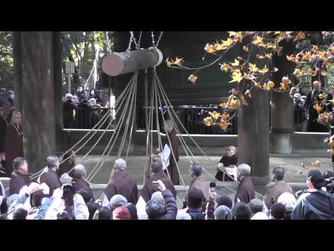Ringing the bell at Chion-in Temple, Kyoto, Japan