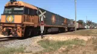 preview picture of video 'Parkes 2 - Broken Hill railcar & big train'