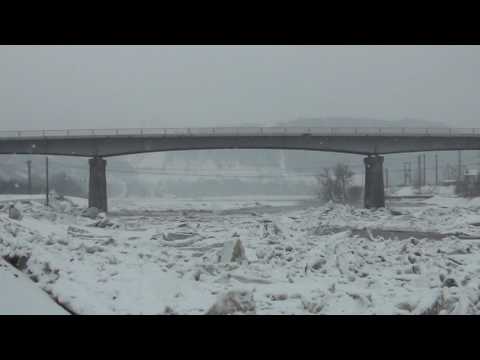 Blocuri de gheata detonate la Caineni Valcea