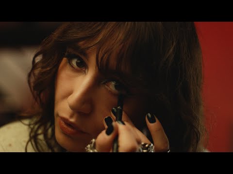 Izïa - Etoile noire (Clip Officiel) © Izïa