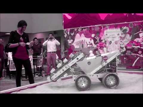 Pakal haciendo entrega de tarjetas de presentación - UAM Lunabotics México