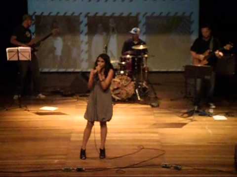 Luciana Alves Duarte cantando: Simplesmente Paixão.