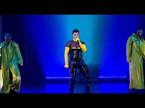 Filari se utegao u KORSET I KOŽU! Ovu kombinaciju specijalno za njega dizajnirao POZNATI KREATOR