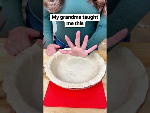 How to make perfect pie crust edges using your fingers #pie #baking #Thanksgiving #Christmas