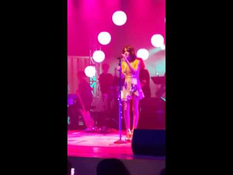 Tini Stoessel cantando Se Escapa Tu Amor en la Usina del Arte.
