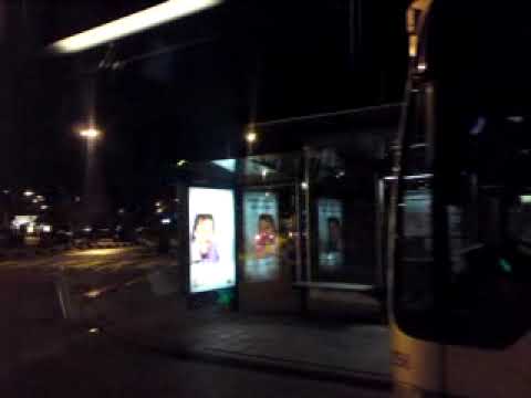 De bus rijdt weg bij Rotterdam Airport RET 33 richting Rotterdam Centraal