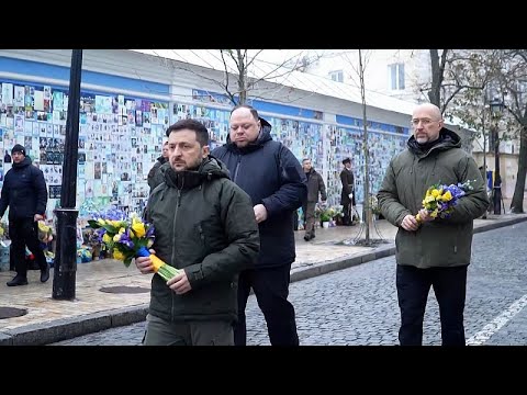 Zelenskyy honours the memory of fallen soldiers