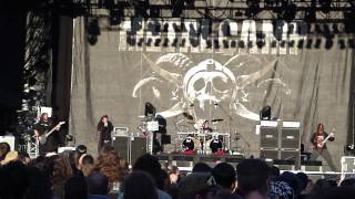 Six Feet Under - Torn To The Bone