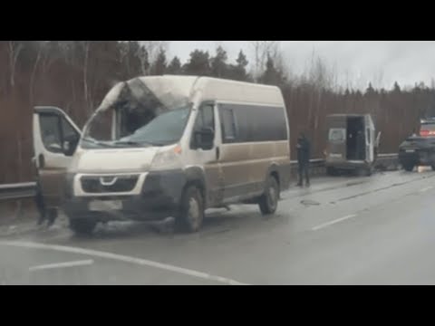 Отлетевшее колесо покорежило 3 машины