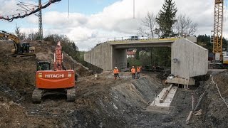 preview picture of video 'Teisendorf: neue Bahnbrücke eingezogen'