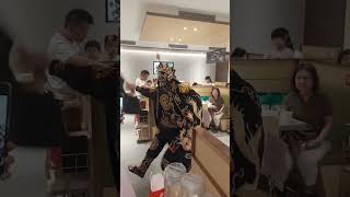 第一次近距离看变脸，竟然是在海底捞