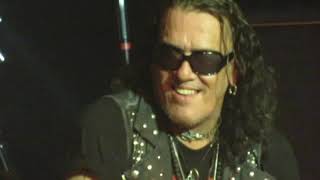 STEPHEN PEARCY F***ED  UP ON STAGE (RATT CONCERT}