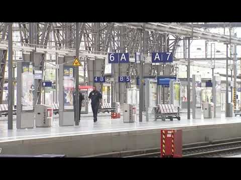 Mann stößt Frau und Kind vor ICE