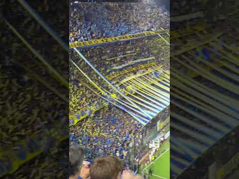 "INCREIBLE RECIBIMIENTO DESDE LA TRIBUNA EN LA BOMBONERA. GANO #boca #cabj #bocajuniors #bombonera" Barra: La 12 &bull; Club: Boca Juniors &bull; País: Argentina
