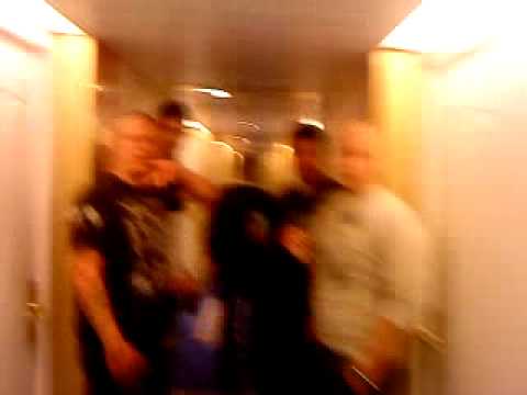 nissfolk uppviglar tjafs i korridoren