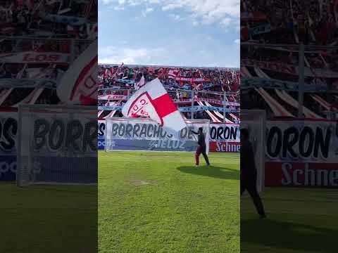 "Soy del Gallo, vago y atorrante." Barra: Los Borrachos de Morón &bull; Club: Deportivo Morón