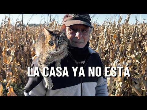 QUEDÓ ENTERRADA. Carlos me muestra el lugar donde estuvo la casa de sus padres.