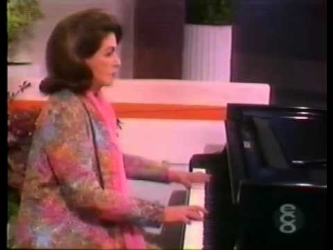 CONSUELO VELAZQUEZ SU PIANO Y ORQUESTA - "BESAME MUCHO"
