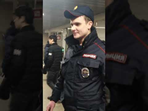 Смотрите,что вытворяет полиция метро Люблино.