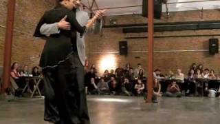 Bruno Tombari y Mariángeles Caamaño bailando un tango en Loca