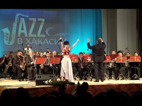 Поёт Наталья Трусильникова-председатель жюри конкурса "Вертикаль-Эстрада-Личность" ( г. Абакан)