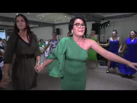 Veseli svatovi igraju svadbeno kolo