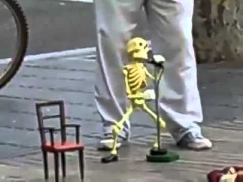 tančíci kostlivec - u karlova mostu