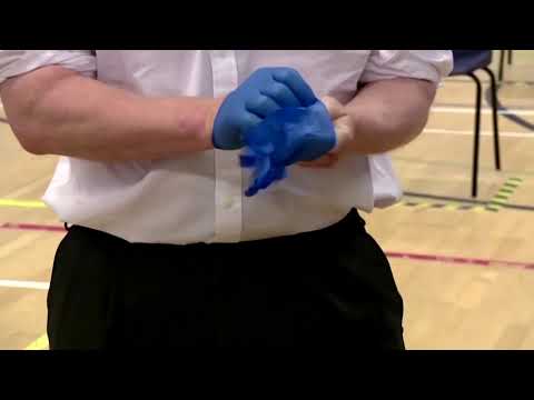 鮑里斯-約翰遜在努力戴上手套時開了O.J.辛普森的玩笑。 (Boris Johnson makes O.J. Simpson joke while struggling to put on glove)