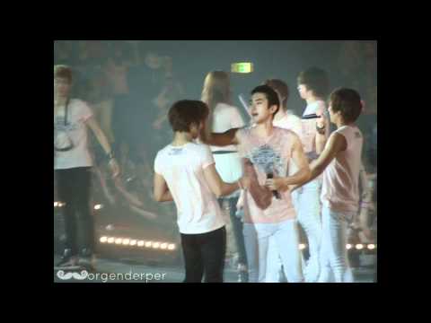 [fancam] 110610 SMTOWN Paris ending. Minho and Siwon wetting each others.