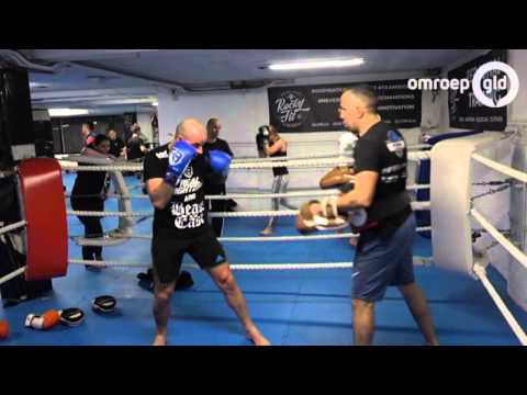 Andy van der Meijde is klaar voor kickbokswedstrijd - Omroep Gelderland